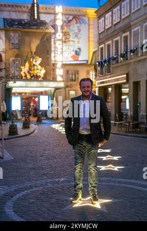 Rouille, Allemagne. 30th novembre 2022. Michael Mack, associé directeur d'Europa-Park, se dresse dans la zone à thème français d'Europa-Park. Selon Mack, les entreprises allemandes devraient être plus audacieuses lorsqu'il s'agit du sujet futur de Metaverse. D'une part, le 'métaverse' fait référence à un environnement numérique et interactif qui peut être entré avec des lunettes de réalité virtuelle. Mais le 'métaverse' inclut également des applications dans lesquelles les informations numériques sont affichées dans le champ de vision réel de l'utilisateur. Credit: Philipp von Ditfurth/dpa/Alay Live News Banque D'Images