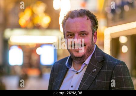 Rouille, Allemagne. 30th novembre 2022. Michael Mack, associé directeur d'Europa-Park, se dresse dans la zone à thème français d'Europa-Park. Selon Mack, les entreprises allemandes devraient être plus audacieuses lorsqu'il s'agit du sujet futur de Metaverse. D'une part, le 'métaverse' fait référence à un environnement numérique et interactif qui peut être entré avec des lunettes de réalité virtuelle. Mais le 'métaverse' inclut également des applications dans lesquelles les informations numériques sont affichées dans le champ de vision réel de l'utilisateur. Credit: Philipp von Ditfurth/dpa/Alay Live News Banque D'Images