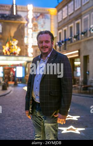 Rouille, Allemagne. 30th novembre 2022. Michael Mack, associé directeur d'Europa-Park, se dresse dans la zone à thème français d'Europa-Park. Selon Mack, les entreprises allemandes devraient être plus audacieuses lorsqu'il s'agit du sujet futur de Metaverse. D'une part, le 'métaverse' fait référence à un environnement numérique et interactif qui peut être entré avec des lunettes de réalité virtuelle. Mais le 'métaverse' inclut également des applications dans lesquelles les informations numériques sont affichées dans le champ de vision réel de l'utilisateur. Credit: Philipp von Ditfurth/dpa/Alay Live News Banque D'Images