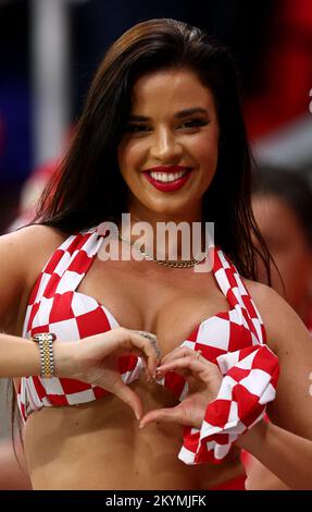 Al Rayyan, Qatar. 1st décembre 2022. Un fan de Croatie attire l'attention avant le match de la coupe du monde de la FIFA 2022 au stade Ahmad bin Ali, Al Rayyan. Crédit photo à lire: David Klein/Sportimage crédit: Sportimage/Alamy Live News crédit: Sportimage/Alamy Live News crédit: Sportimage/Alamy Live News Banque D'Images