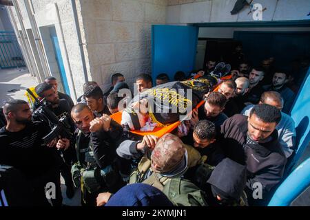 Djénine, Palestine. 01st décembre 2022. (NOTE DE LA RÉDACTION: L'image dépeint la mort)les boureurs portent le corps du Naim Jamal Al-Zubaidi palestinien (27), l'un des deux Palestiniens qui ont été tués par des balles de l'armée israélienne lors d'affrontements dans le camp de réfugiés de Jénine en Cisjordanie. Les forces de l'armée israélienne ont pris d'assaut le camp de Jénine pour arrêter les personnes recherchées, blessant 35 Palestiniens et en tuant deux. Crédit : SOPA Images Limited/Alamy Live News Banque D'Images