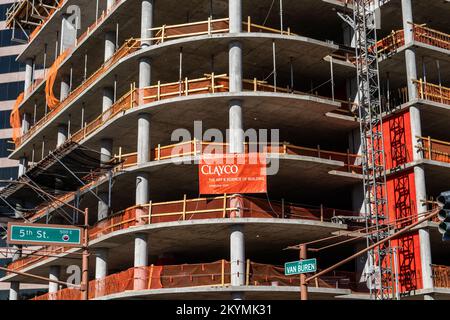 Phoenix, AZ - 12 novembre 2022 : Palm Tower, un immeuble résidentiel de 29 étages, 300 unités, en construction par Clayco. Banque D'Images