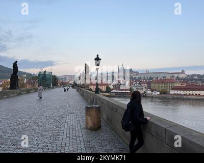 Vue sur le pont historique de Karlov dans la ville de Prague en République tchèque Banque D'Images