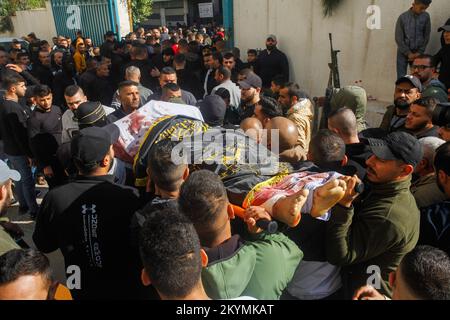 Djénine, Palestine. 01st décembre 2022. (NOTE DE LA RÉDACTION : l'image dépeint la mort) les bourreurs portent le corps du Naim Jamal Al-Zubaidi palestinien (27), l'un des deux Palestiniens qui ont été tués par des balles de l'armée israélienne lors d'affrontements dans le camp de réfugiés de Jénine en Cisjordanie. Les forces de l'armée israélienne ont pris d'assaut le camp de Jénine pour arrêter les personnes recherchées, blessant 35 Palestiniens et en tuant deux. (Photo de Nasser Ishtayeh/SOPA Images/Sipa USA) crédit: SIPA USA/Alay Live News Banque D'Images