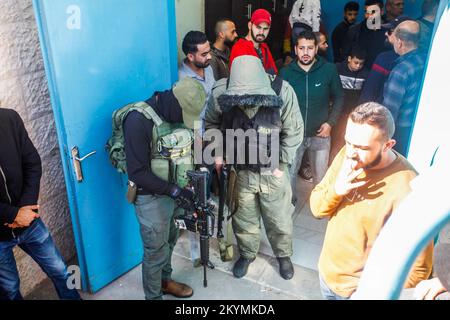 Djénine, Palestine. 01st décembre 2022. Des hommes armés participent aux funérailles de deux Palestiniens Naim Jamal Al-Zubaidi (27) et Muhammad Ayman Al-Saadi (26), qui ont été tués par des balles de l'armée israélienne lors d'affrontements dans le camp de réfugiés de Jénine, en Cisjordanie. Les forces de l'armée israélienne ont pris d'assaut le camp de Jénine pour arrêter les personnes recherchées, blessant 35 Palestiniens et en tuant deux. (Photo de Nasser Ishtayeh/SOPA Images/Sipa USA) crédit: SIPA USA/Alay Live News Banque D'Images