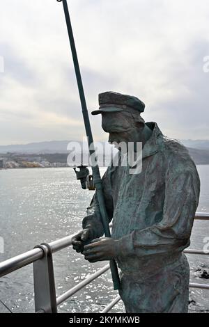 Sculpture en bronze de pêcheur sur le quai “Juan Saavedra et Gregorio Moreno” qui est mort de pêche, sculpteur Chano Betancor Banque D'Images