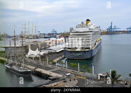 Vue du paquebot de croisière « Spirit of Adventure » amarré au terminal de croisière de Las Palmas dans le port commercial de la Isleta, Gran Canaria Banque D'Images