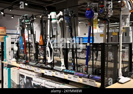 À l'intérieur d'un grand magasin avec appareils électriques : aspirateurs à vendre, centre commercial El Muelle, Las Palmas Banque D'Images