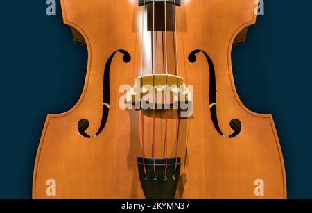 Gros plan de bois musical brillant contrabass préparé pour le concert et placé sur fond bleu Banque D'Images