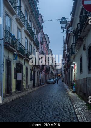 Lisbonne, Portugal, 30 octobre 2021 : vue sur la rue de Baixa au centre de Lisbonne, soirée pluvieuse d'automne Banque D'Images