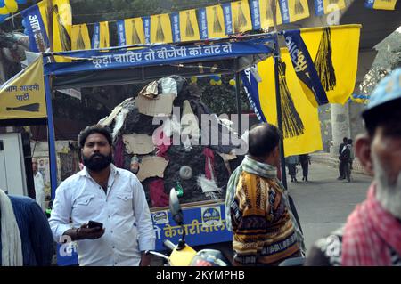 1 décembre 2022, Delhi, Mayur vihar, est de Delhi, Inde: AAP (Parti AAM Aadmi) su porteurs vus pendant la campagne électorale de l'assemblée publique pour (MCD) corporation électorale municipale. Les électeurs devraient voter pour 250 municipalités de la capitale (image de crédit : © Ravi Batra/ZUMA Press Wire) Banque D'Images