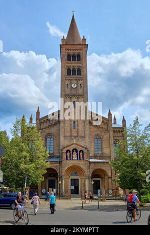 Scénario de rue de Brandenburg rue regardant vers l'église de SS. Pierre et Paul à Potsdam, Brandebourg, Allemagne, 7 août 2021. Banque D'Images