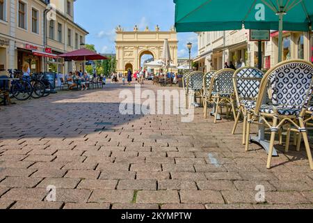 Scénario de rue de Brandenburg rue regardant vers la porte de Brandebourg à Potsdam, Brandebourg, Allemagne, 7 août 2021. Banque D'Images