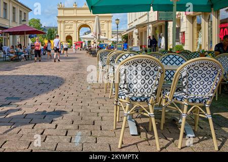 Scénario de rue de Brandenburg rue regardant vers la porte de Brandebourg à Potsdam, Brandebourg, Allemagne, 7 août 2021. Banque D'Images