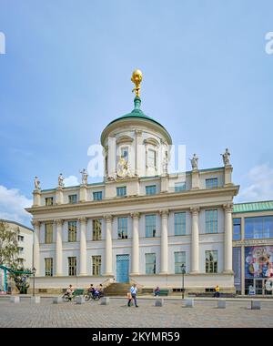 Scène quotidienne de la place du Vieux marché, vue de la vieille mairie, aujourd'hui Musée de Potsdam - Forum pour l'art et l'histoire, Potsdam, Brandebourg, Allemagne. Banque D'Images