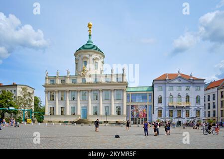 Scène quotidienne de la place du Vieux marché, vue de la vieille mairie, aujourd'hui Musée de Potsdam - Forum pour l'art et l'histoire, Potsdam, Brandebourg, Allemagne. Banque D'Images