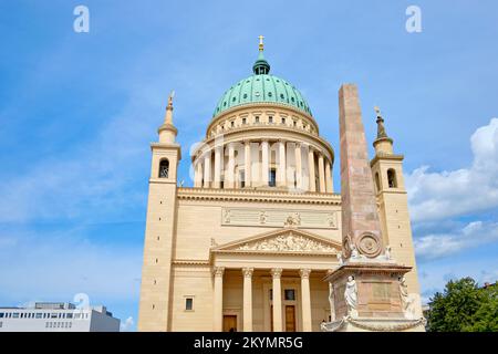 Église Saint-Laurent Nicholas et Obélisque, place du Vieux marché à Potsdam, Brandebourg, Allemagne. Banque D'Images