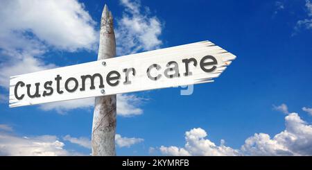 Service client - panneau en bois avec une flèche Banque D'Images