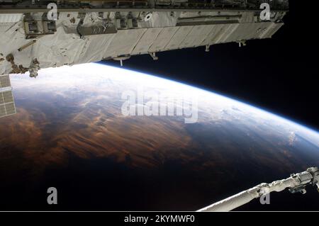 L'équipage de la STS-114 a capturé cette vue de la Terre depuis le complexe de la station-navette le neuf jour de la mission. Banque D'Images