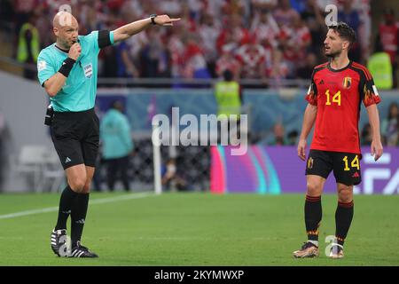 Doha, Qatar, 01/12/2022, l'arbitre Anthony Taylor et les Dries Mertens de Belgique photographiés lors d'un match de football entre l'équipe nationale belge les Red Devils et la Croatie, troisième et dernier match du Groupe F de la coupe du monde FIFA 2022 à Al Rayyan, État du Qatar, le jeudi 01 décembre 2022. BELGA PHOTO VIRGINIE LEFOUR crédit: Belga News Agency/Alay Live News Banque D'Images