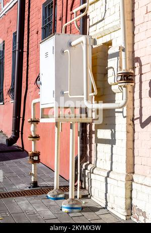 Point de distribution de gaz dans une maison d'appartement. Point d'entrée du gaz dans un bâtiment résidentiel. Tuyaux de gaz avec vanne sur le mur du bâtiment Banque D'Images