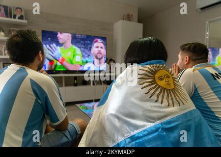 Les fans argentins soutiennent l'équipe nationale lors de la diffusion télévisée de la coupe du monde de la FIFA. Banque D'Images