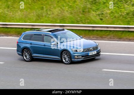 2016 Blue VW VOLKSWAGEN 1968cc diesel 5dr Estate ; sur l'autoroute M6, Royaume-Uni Banque D'Images