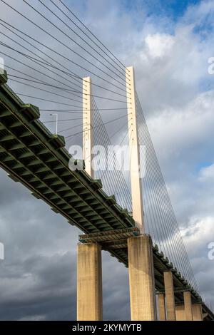 Dartford Crossing. Le pont Queen Elizabeth II pris de la Tamise à Dartford Banque D'Images