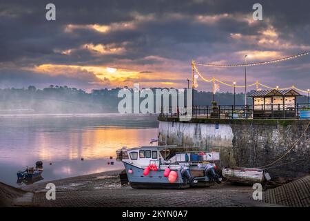 Appledore, North Devon, Angleterre. Jeudi 1st décembre 2022 - après une nuit brumeuse à North Devon, les nuages se brisent brièvement pendant que le soleil se couche à travers un Banque D'Images