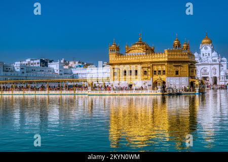 Les visiteurs font la queue pour visiter le temple d'or d'Amritsar en Inde Banque D'Images