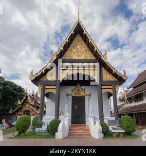 Vue panoramique de la façade de vihara principal avec ubosot en arrière-plan au temple bouddhiste historique Wat Duang Dee, Chiang Mai, Thaïlande Banque D'Images