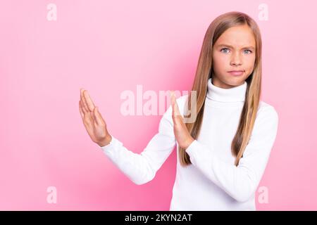 Portrait de fille sérieuse insatisfait bras paumes bloc rejet vide espace isolé sur fond rose couleur Banque D'Images