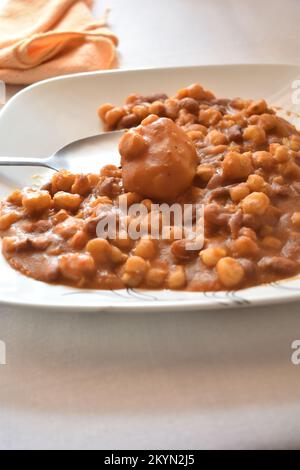 Une assiette de muthokoi - un aliment traditionnel kenyan à base de maïs et de haricots décortiqués. Banque D'Images