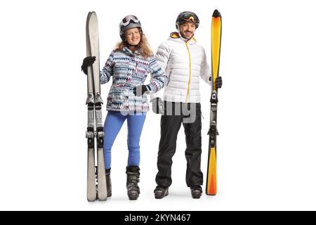 Jeune homme et femme avec équipement de ski isolé sur fond blanc Banque D'Images