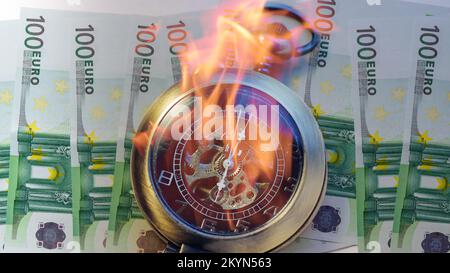Montre de poche brûlante avec cent billets en euros Banque D'Images