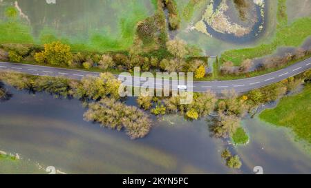 La photo datée de 27 novembre montre la route de A1101 entourée de champs inondés à Welney, Norfolk, dimanche après que les fortes pluies récentes aient causé la rivière D. Banque D'Images