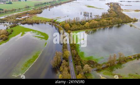 La photo datée de 27 novembre montre la route de A1101 entourée de champs inondés à Welney, Norfolk, dimanche après que les fortes pluies récentes aient causé la rivière D. Banque D'Images