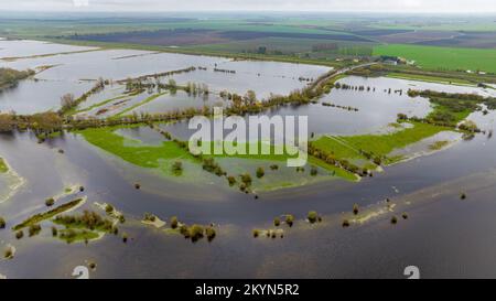 La photo datée de 27 novembre montre la route de A1101 entourée de champs inondés à Welney, Norfolk, dimanche après que les fortes pluies récentes aient causé la rivière D. Banque D'Images