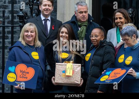 Londres, Royaume-Uni. 1st décembre 2022. Les soignants en parenté qui présentent aujourd'hui une pétition à Downing Street signée par plus de 10 000 personnes exhortant le gouvernement à fournir aux familles en difficulté un soutien financier et émotionnel urgent. Les soignants de parenté sont des parents familiaux et des amis proches qui s'occupent de 162 000 enfants en Angleterre et au pays de Galles lorsque leurs parents sont incapables du faire, ce qui est le double du nombre d'enfants en foyer d'accueil. Bien qu'ils gardent les enfants dans des familles aimantées et hors du système de soins, la plupart ne reçoivent pas le même soutien que les soignants crédit: Ian Davidson/Alay Live News Banque D'Images