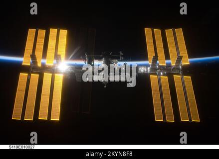 La Station spatiale internationale à l'arrière-plan de la faiblesse de l'espace et de la ligne mince de l'atmosphère terrestre, la Station spatiale internationale est vue de la découverte de la navette spatiale alors que les deux engins spatiaux commencent leur séparation relative. Plus tôt, les équipages des STS-119 et de l'expédition 18 ont terminé 9 jours, 20 heures et 10 minutes de travail coopératif à bord de la navette et de la gare. Le désarrimage des deux engins spatiaux s'est produit à 2 h 53 (CDT) sur 25 mars 2009. Date: 25 mars 2009 Banque D'Images