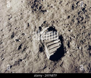 Apollo 11 Bootprint un des premiers pas pris sur la Lune, c'est une image du bootprint de Buzz Aldrin de la mission Apollo 11. Neil Armstrong et Buzz Aldrin marchèrent sur la Lune sur 20 juillet 1969. Date: 20 juillet 1969 Banque D'Images