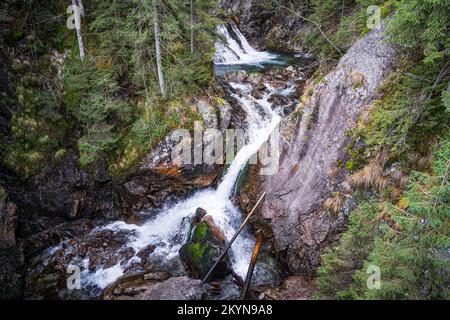 Cascade de Mickiewicz près de la route menant au lac Morskie Oko. Zakopane, parc national des montagnes Tatra, Pologne. Banque D'Images