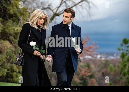 Arlington, États-Unis d'Amérique. 30th novembre 2022. Arlington, États-Unis d'Amérique. 30 novembre 2022. Le président français Emmanuel Macron, à droite, et la première dame Brigitte Macron marchent jusqu'à la tombe de Pierre Charles l'enfant au cimetière national d'Arlington, à 30 novembre 2022, à Arlington, en Virginie, aux États-Unis. L'enfant est né à Paris en 1754, mais il est parti pour combattre dans la Révolution américaine et a plus tard planifié la nouvelle ville fédérale qui est devenue Washington, DC crédit: Elizabeth Fraser/US Armée/Alamy Live News Banque D'Images