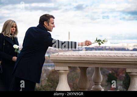 Arlington, États-Unis d'Amérique. 30th novembre 2022. Arlington, États-Unis d'Amérique. 30 novembre 2022. Le président français Emmanuel Macron, à droite, et la première dame Brigitte Macron ont placé une rose blanche sur la tombe de Pierre Charles l'enfant au cimetière national d'Arlington, à 30 novembre 2022, à Arlington, en Virginie, aux États-Unis. L'enfant est né à Paris en 1754, mais il est parti pour combattre dans la Révolution américaine et a plus tard planifié la nouvelle ville fédérale qui est devenue Washington, DC crédit: Elizabeth Fraser/US Armée/Alamy Live News Banque D'Images