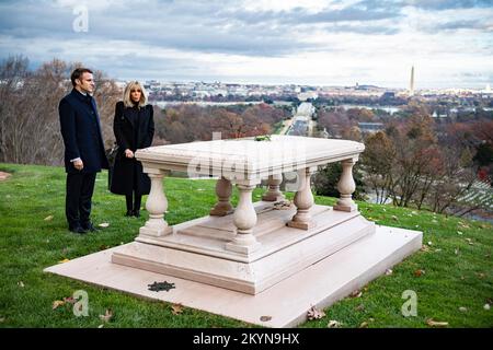 Arlington, États-Unis d'Amérique. 30th novembre 2022. Arlington, États-Unis d'Amérique. 30 novembre 2022. Le président français Emmanuel Macron, à droite, et la première dame Brigitte Macron se tiennent pour un moment de silence sur la tombe de Pierre Charles l'enfant au cimetière national d'Arlington, à 30 novembre 2022, à Arlington, en Virginie, aux États-Unis. L'enfant est né à Paris en 1754, mais il est parti pour combattre dans la Révolution américaine et a plus tard planifié la nouvelle ville fédérale qui est devenue Washington, DC crédit: Elizabeth Fraser/US Armée/Alamy Live News Banque D'Images