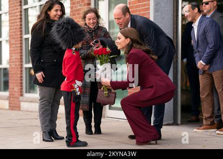 Le prince et la princesse de Galles sont présentés avec des fleurs par Henry Dynov-Teixeira, 8 ans, habillé comme un guardsman, lors d'une visite aux laboratoires Greentown à Somerville, pour en apprendre plus sur les innovations climatiques qui sont incubées à Boston. Date de la photo: Jeudi 1 décembre 2022. Banque D'Images