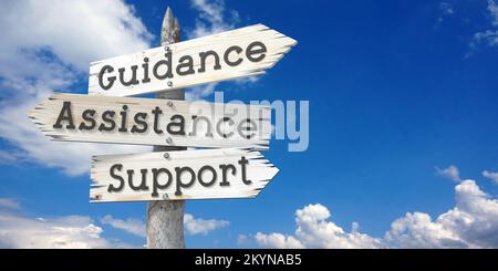 Guidage, assistance, support - panneau en bois avec trois flèches Banque D'Images