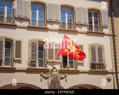 BERNE SUISSE, 7 JUILLET 2022: Bâtiments historiques dans le centre ville de Berne une vieille ville bien préservée en Europe. Promenade dans le centre ville, façades de bâtiments résidentiels Banque D'Images
