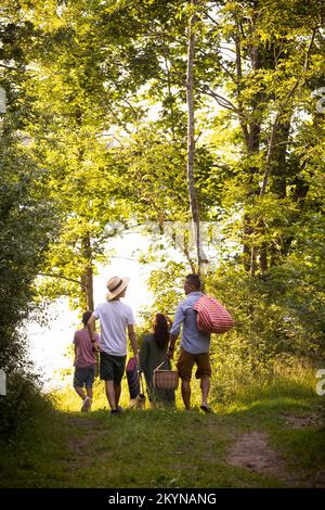 Famille marchant ensemble passer des vacances d'été dans la forêt Banque D'Images