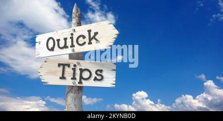 Conseils rapides - panneau en bois avec deux flèches Banque D'Images